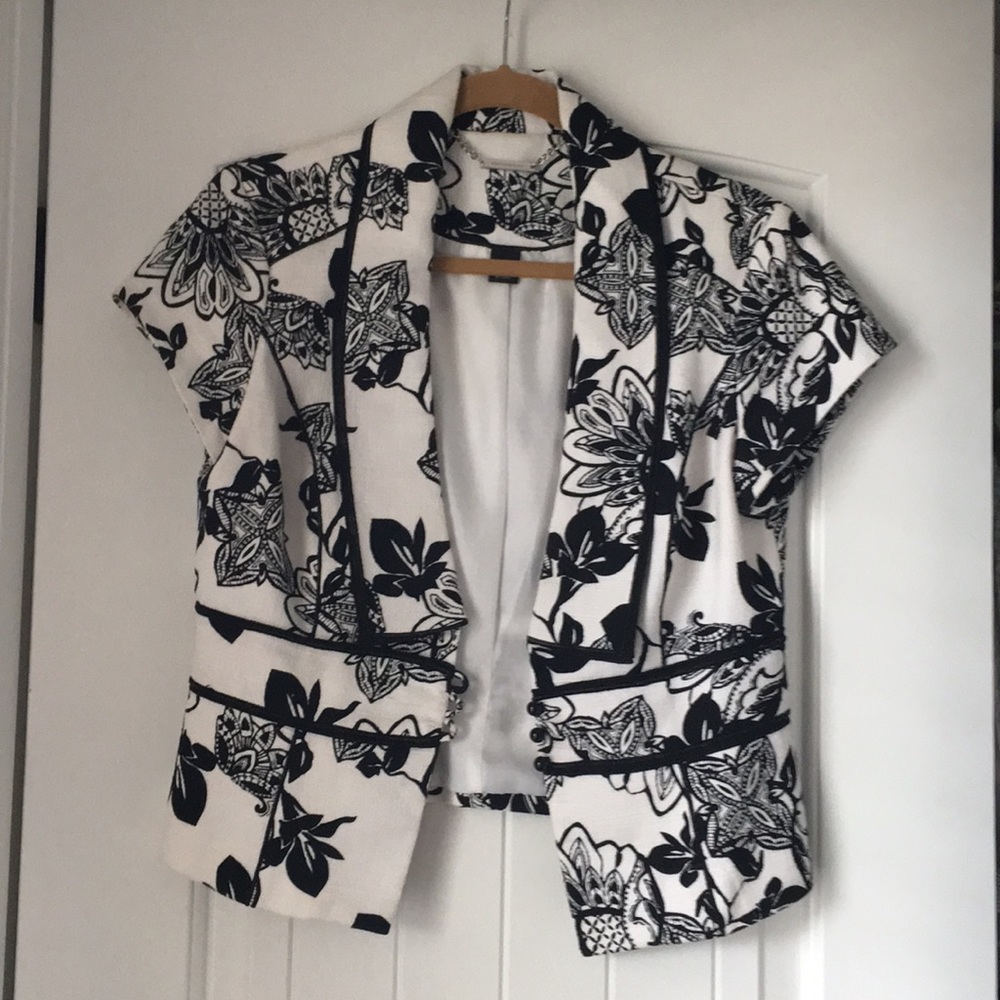 Short sleeve black and white blazer